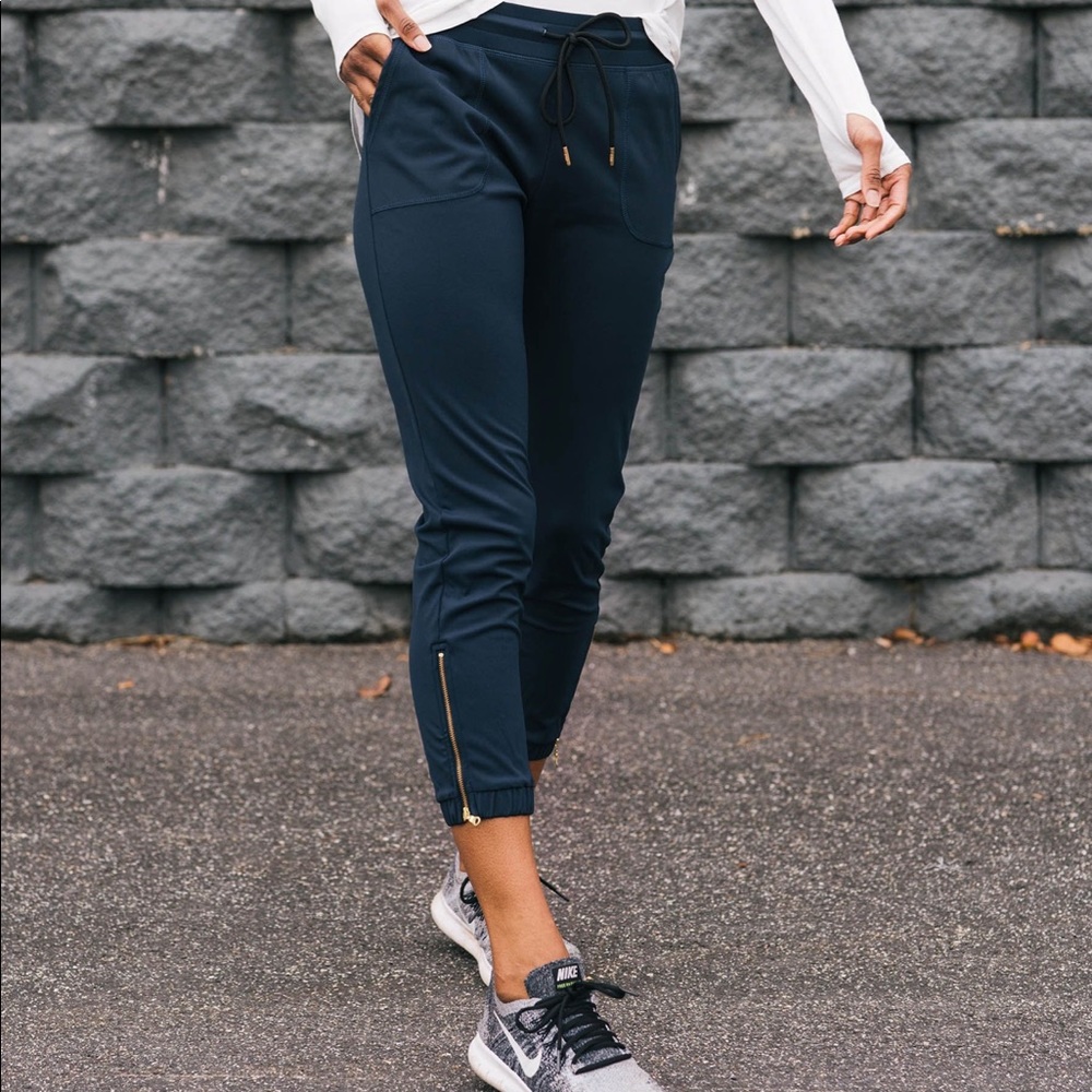 Zyia navy peak zipper jogger size S (short) NWT!!